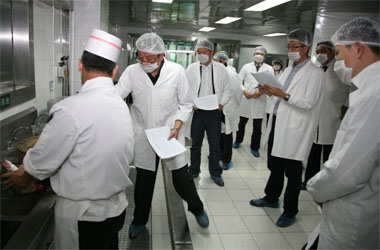 	萬康團膳是(shì)如(rú)何加強對(duì)食堂員(yuán)工(gōng)的(de)管理(lǐ)