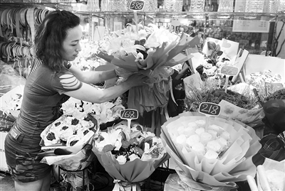 中國(guó)七夕VS西(xī)方情人(rén)節:各大(dà)商業(yè)群體(tǐ)活動火(huǒ)爆 中國(guó)七夕VS西(xī)方情人(rén)節:各大(dà)商業(yè)群體(tǐ)活動火(huǒ)爆